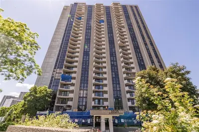 Condo Apartment in Woodroffe