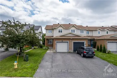 Att/Row/Townhouse in Hunt Club - South Keys and Area