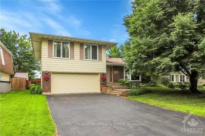 Detached in Beacon Hill North - South and Area
