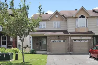 Att/Row/Townhouse in Orleans - Convent Glen and Area