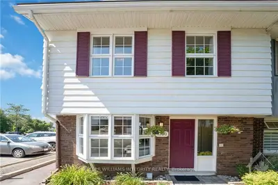Att/Row/Townhouse in Parkway Park - Queensway Terrace S and Area
