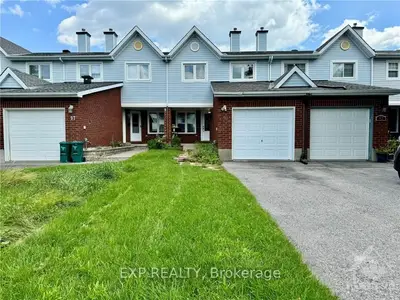 Att/Row/Townhouse in Hunt Club - South Keys and Area