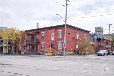 Att/Row/Townhouse in West Centre Town