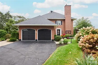 Att/Row/Townhouse in Hunt Club - Windsor Park Village and Area