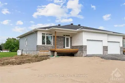 Semi-Detached in McNab/Braeside