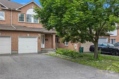 Att/Row/Townhouse in Hunt Club - South Keys and Area