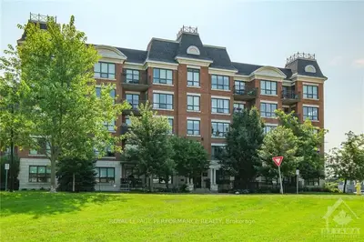 Condo Apartment in Cyrville - Carson Grove - Pineview