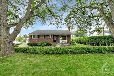 Detached in Parkway Park - Queensway Terrace S and Area