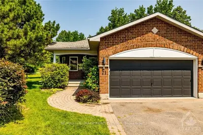 Att/Row/Townhouse in Kanata