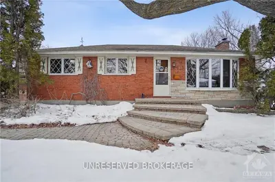 15 Kirkstall Avenue, South Of Baseline To Knoxdale, On K2g 3m4