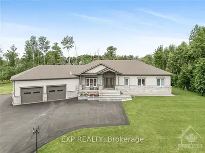 Detached in Champlain