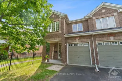 Att/Row/Townhouse in Blossom Park - Airport and Area