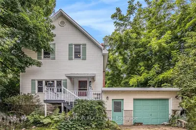 Detached in McNab/Braeside