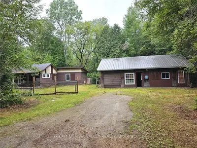 Detached in Laurentian Hills