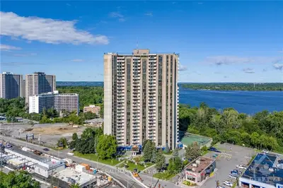 Condo Apartment in Woodroffe