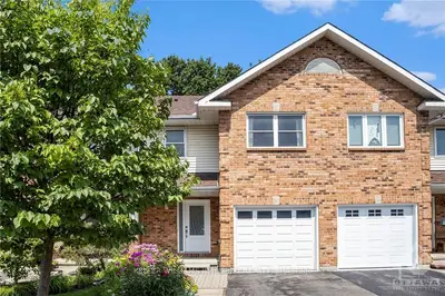 Att/Row/Townhouse in Hunt Club - South Keys and Area