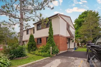 Condo Townhouse in Blackburn Hamlet