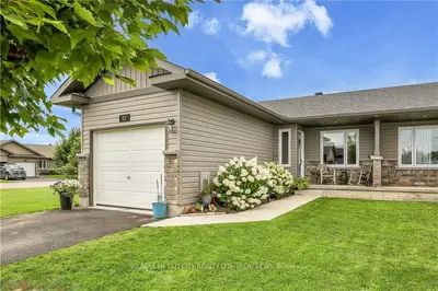 Att/Row/Townhouse in Renfrew