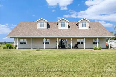 Detached in McNab/Braeside