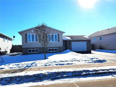 14 Greenvale Crescent, Petawawa, On K8h 3s2