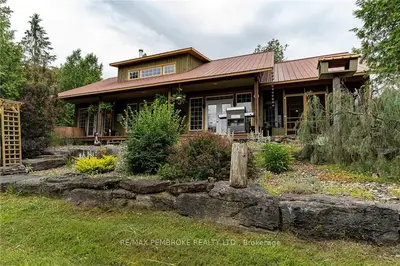 Detached in Bonnechere Valley