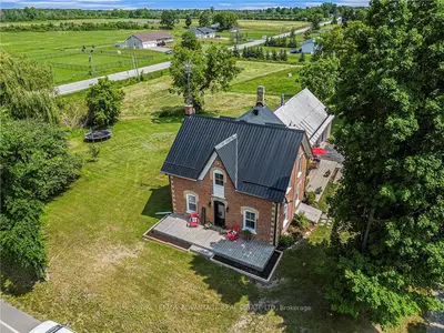 Detached in Montague