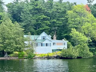Detached in Leeds and the Thousand Islands