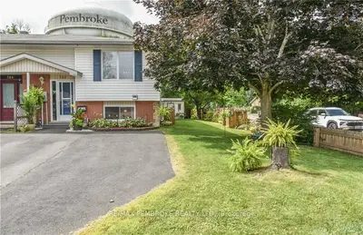 Att/Row/Townhouse in Pembroke