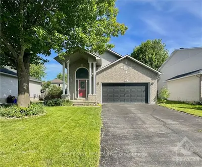 Detached in Russell