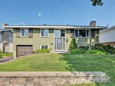 Detached in Parkway Park - Queensway Terrace S and Area