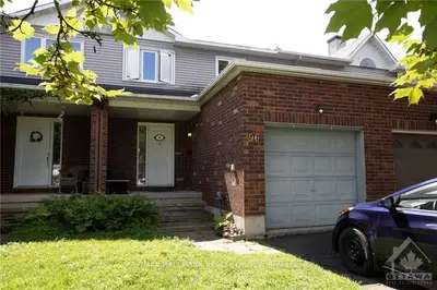 Att/Row/Townhouse in Hunt Club - South Keys and Area