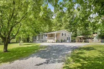 Detached in Champlain