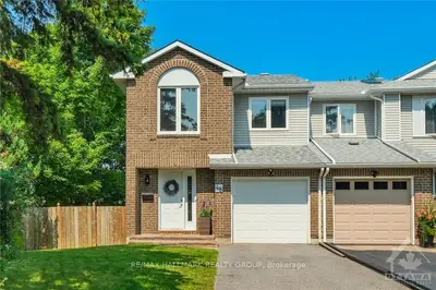 Att/Row/Townhouse in South of Baseline to Knoxdale