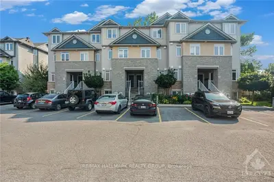 Condo Apartment in Cyrville - Carson Grove - Pineview