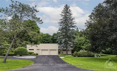 Detached in Beacon Hill North - South and Area