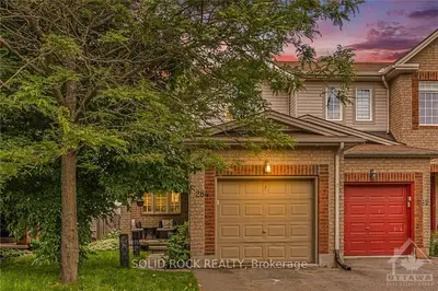 Att/Row/Townhouse in Kanata