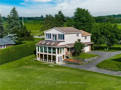 Detached in Champlain