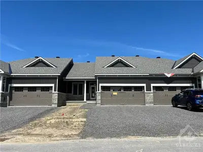 Att/Row/Townhouse in North Grenville