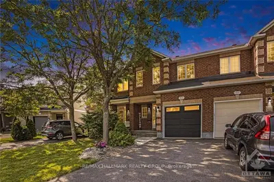 Att/Row/Townhouse in Stittsville - Munster - Richmond