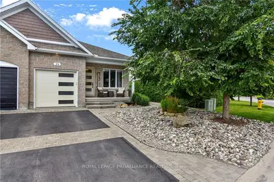Att/Row/Townhouse in North Grenville