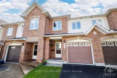 Att/Row/Townhouse in Beacon Hill North - South and Area