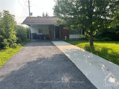 Detached in Parkway Park - Queensway Terrace S and Area