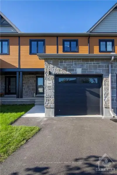 Att/Row/Townhouse in Russell