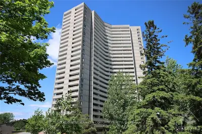 Condo Apartment in Woodroffe