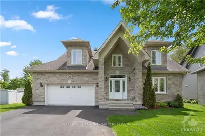 Detached in Russell