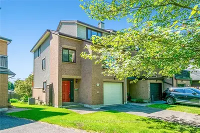 Att/Row/Townhouse in Manor Park - Cardinal Glen and Area