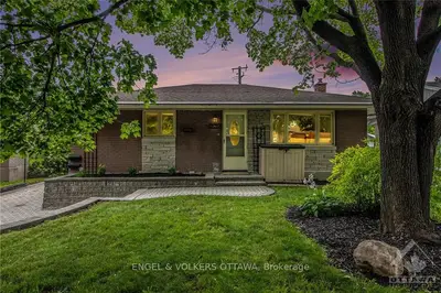 Detached in Britannia Heights - Queensway Terrace N and Area