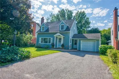 Detached in Manor Park - Cardinal Glen and Area