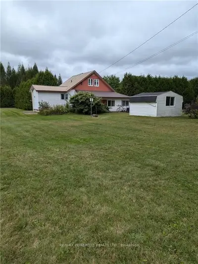 Detached in Laurentian Hills