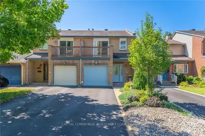 Att/Row/Townhouse in Manor Park - Cardinal Glen and Area